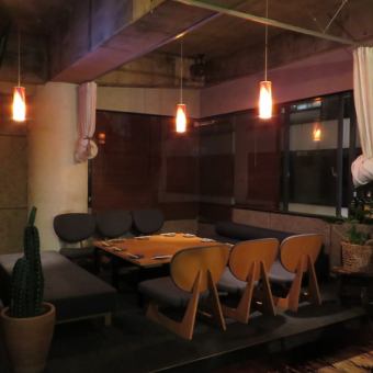 合コンや女子会にもピッタリ♪窓辺のソファもおすすめ。