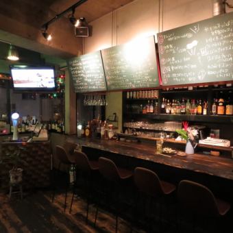 ゆっくり飲むときはカウンターへ♪スタッフと話ができるおすすめ席☆