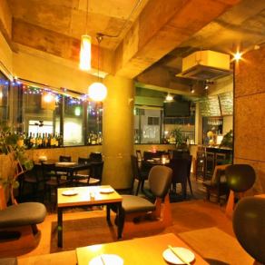 メインフロアは30名～40名で貸切に☆プロジェクターも完備！マイク等の備品の貸し出しもいたします♪テーブルを連結して、大型宴会にご利用ください！会社宴会はもちろん、合コンや異業種交流会にもおすすめです！