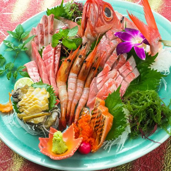 您可以在无限畅饮套餐中享用我们的特色鲜鱼和特色菜肴