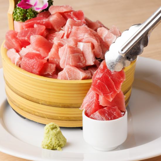 Prepare for a deficit! We offer a tuna platter for 100 yen, limited to one plate per group.