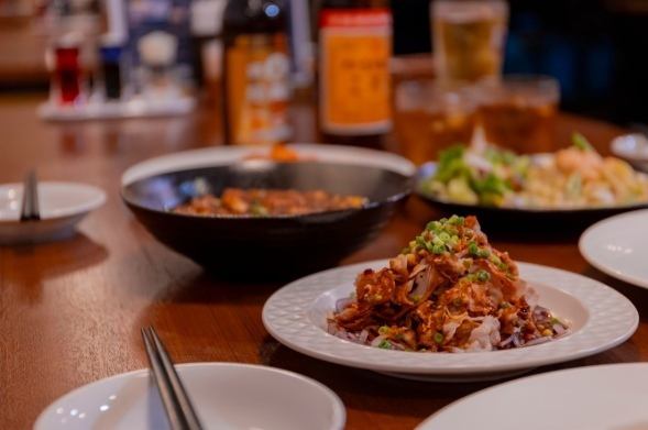【飲み放題付きみのりコース】牛肉と色々キノコのスパイシー炒めなど全6品6,900円(税込)