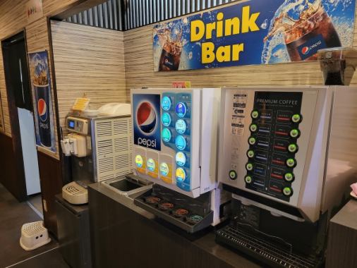 At the standard drink bar & ice bar, you can enjoy drinking and eating soft drinks + ice cream + soft serve! *Photos are for illustrative purposes only.