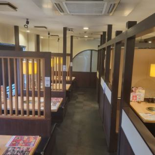 最大４０名様が入れるテーブル席がございます。ドリンクバーコーナーも近くて人気のあるお席です。宴会などの集まりに最適。4名×4席、6名×4席、計40名