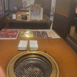 最大18名様が入れる半個室のテーブル席がございます。6名×3席