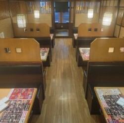 最大２４名様が入れる半個室のテーブル席がございます。4名×6席