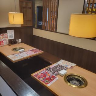 最大８名様が入れる半個室のテーブル席がございます。4名×2席