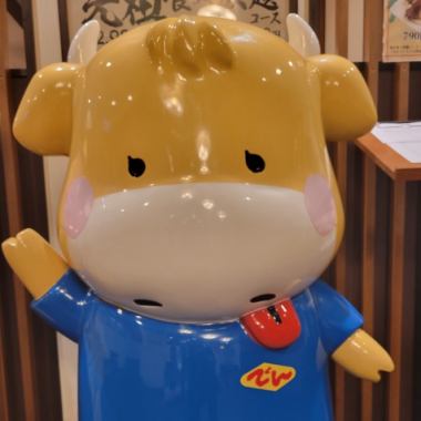 焼肉でんのマスコットキャラクター「うっしゃん」が玄関でお出迎え♪お子様に大人気！！うっしゃんの手作りぬりえご用意しております♪