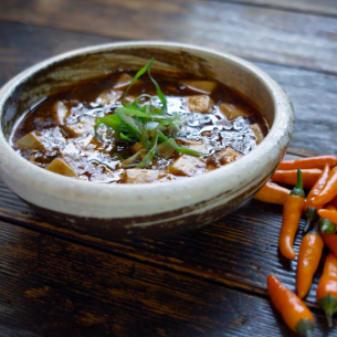 <Specialty!> Sichuan style! Spicy clay pot mapo tofu with Yahei chili peppers / Beef tendon and red konjac stewed in white miso