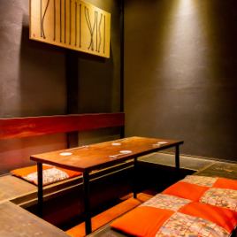 A horigotatsu seat where you can relax.It can be used as a semi-private room separated by a bamboo blind.