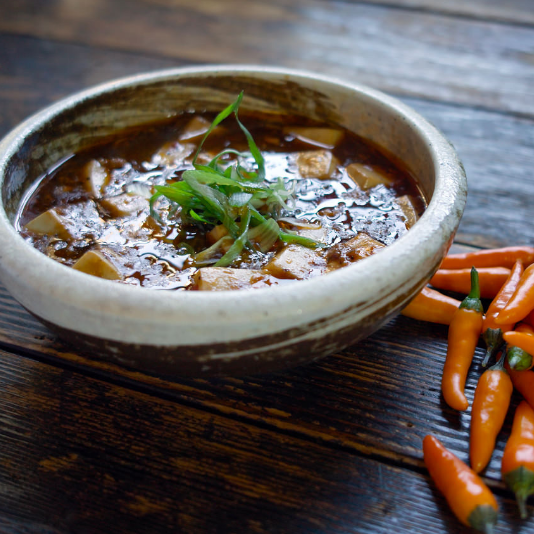 Specialty: Sichuan-style! Yahei chili pepper-based spicy earthenware pot mapo tofu