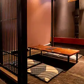 ゆったり出来る掘りごたつ席。簾で仕切れて半個室としてご利用頂けます。