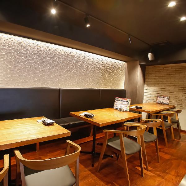 Bench seats where you can relax and relax are very popular ♪ You can use it in various scenes such as meals with friends, banquets and dinners at work.Please enjoy yourself in a calm space full of warmth ♪