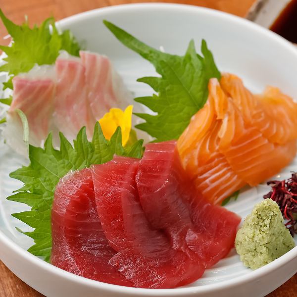 Assortment of three types of today's sashimi