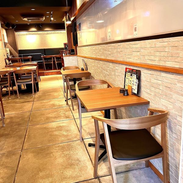 Counter seats are available.It's perfect for one person, but it's also perfect for a small group of people, such as two people.