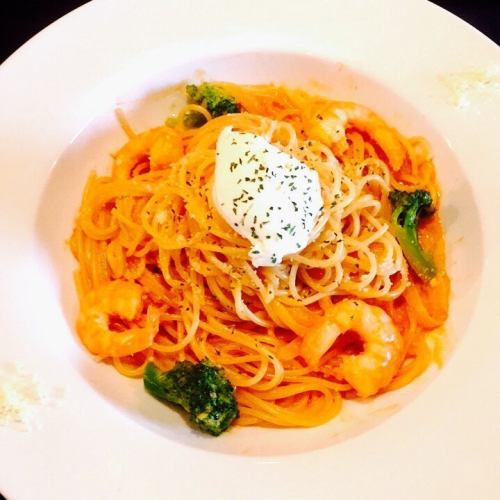 Tomato cream pasta with shrimp and broccoli