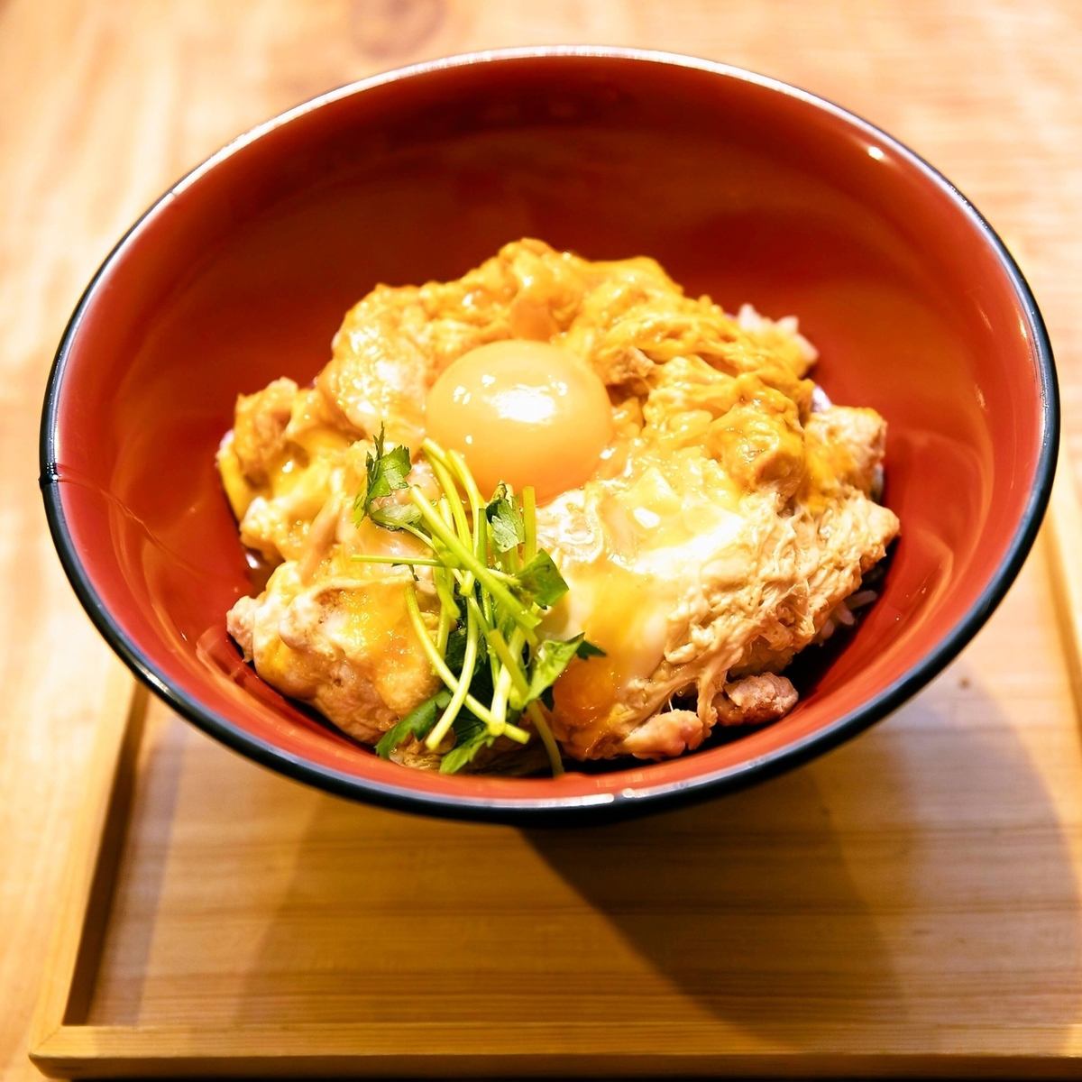 「黃金親子丼」很受歡迎。享受奢華的時光。