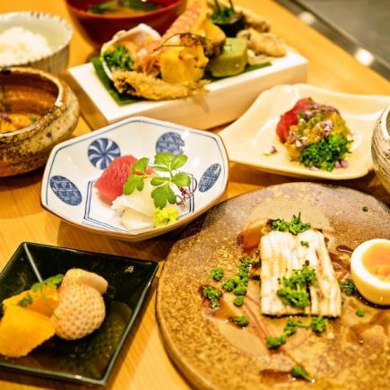 晚餐套餐【主厨精选套餐】12,000日元（含税），包括前菜、生鱼片、碗、八寸等。