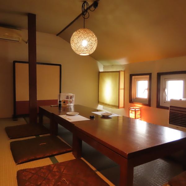 8名までの個室。宴会予約受付中！！和の個室は、間接照明の灯りが照らす落ち着いた雰囲気。ゆったりとしたテーブル席で、会社のご宴席や接待、ご会食などにオススメです。ご予約はお早めにお願いいたします。お気軽にお問合せ下さいませ。