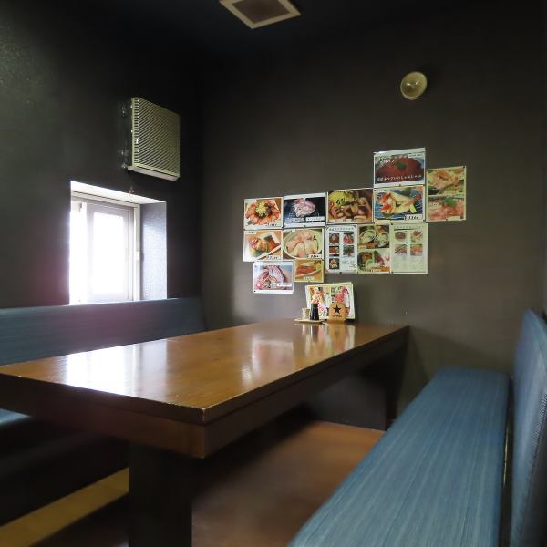 個室のテーブル席はゆっくり回りを気にせず寛げる空間…人との距離を気にせずお楽しみ頂けます。もちろん店内消毒・換気を徹底しておりますので安心してご来店下さい。