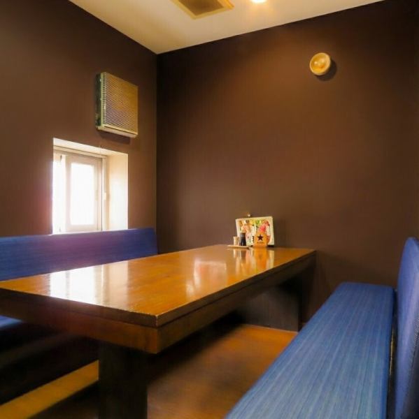 個室のテーブル席はゆっくり回りを気にせず寛げる空間…人との距離を気にせずお楽しみ頂けます。もちろん店内消毒・換気を徹底しておりますので安心してご来店下さい。