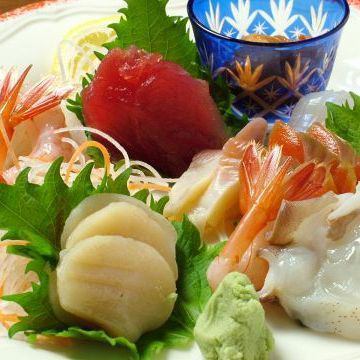 各種類型的生魚片（金槍魚，白肉，扇貝，魷魚，章魚，鮭魚，蝦）