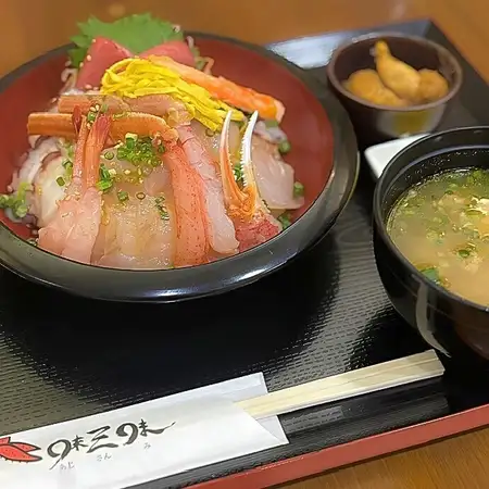 【6/23～期間限定ランチ】厳選魚介を大胆に使用！豪華海鮮丼！※タイムズ駐車場1時間分無料