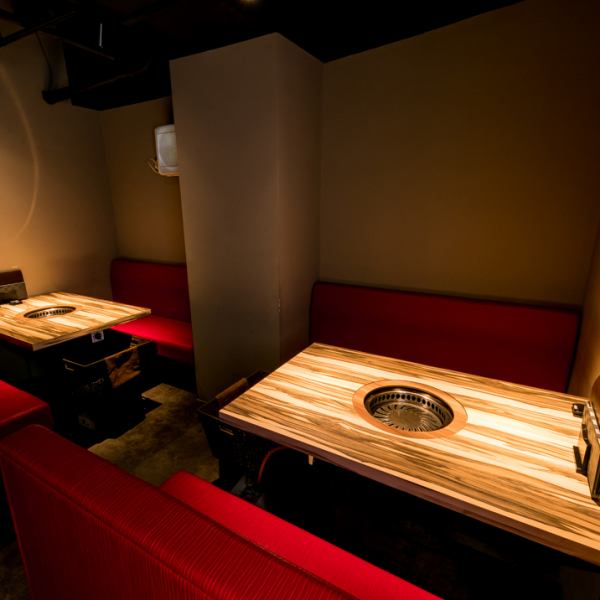 Stylish private room with a red sofa.There are 2 tables for 4 people to sit and relax.You can enjoy it on various occasions, such as celebrations of anniversary, women's gatherings, drinking parties with colleagues, and department banquets.There is also a complete private room that can sit up to 6 people.