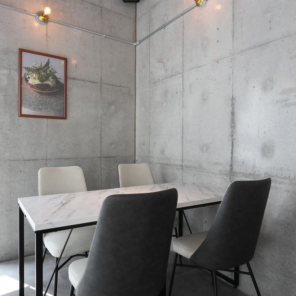 【cheese&booze ost】店名のost=ノルウェー語でチーズ、booze=お酒やお酒を楽しむということを表すスラングです。肩肘張らず、居酒屋に行く感覚で本場ヨーロッパ仕込みの創作料理や豊富なお酒をお楽しみいただけます♪お近くにお越しの際は、お気軽にお立ち寄りください。