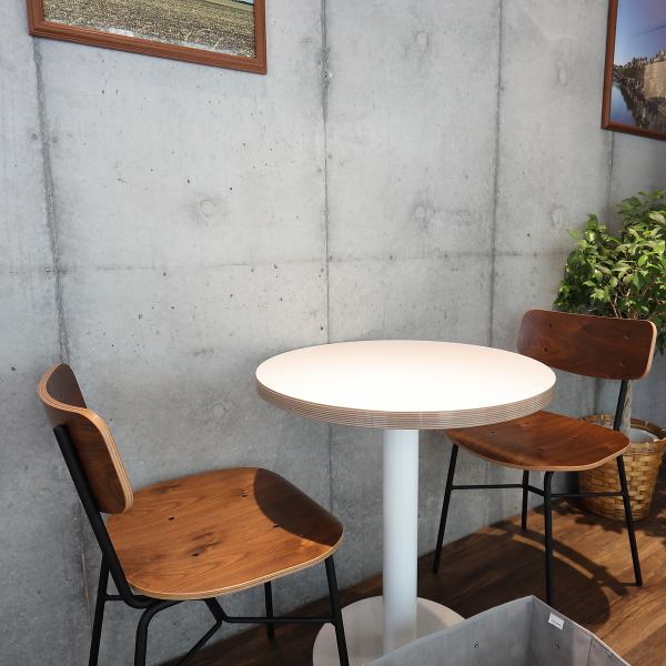 【誰かを連れていきたくなるお洒落な空間】自由が丘駅から徒歩3分。開放感のあるお洒落な店内はデートや女子会、記念日から普段の飲み会までシーンを問わずご利用いただけます。親しいご友人と、お仕事仲間と、パートナーと...誰かに教えたくなる、ここでしか味わえない料理と素敵な時間をご提供いたします。