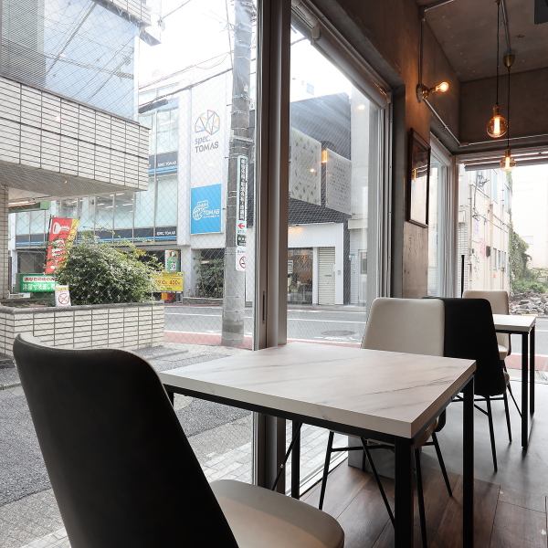 【気軽に寄れるヨーロッパ居酒屋】大好きなチーズとヨーロッパ料理を気軽に楽しめる店を」という想いで自由が丘にオープンした”chesse&booze ost”。店内には、少人数からグループでのご利用までしていただけるテーブル席を全12席ご用意しております。