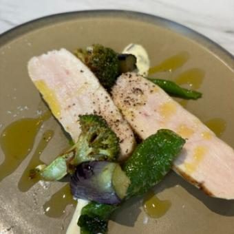 鶏むね肉肉のジューシーソテー　レモンハラペーニョソース