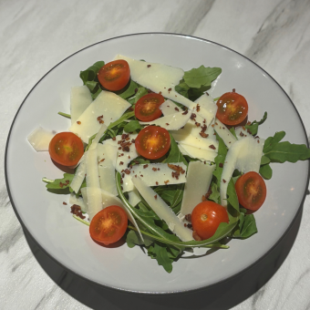 グラナパダーノとセルバチコとトマトのサラダ