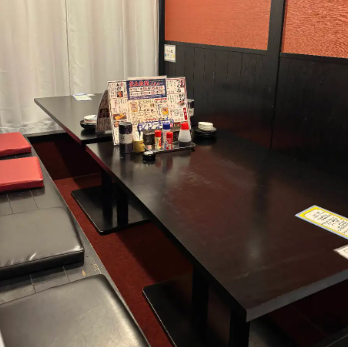 【半個室ご用意】2名～10名までご利用いただける半個室席もご用意！和やかな雰囲気の中、お食事と会話をお楽しみいただけるので様々なシーンでご利用ください♪落ち着く空間と安くておいしいお料理を用意してお待ちしております！