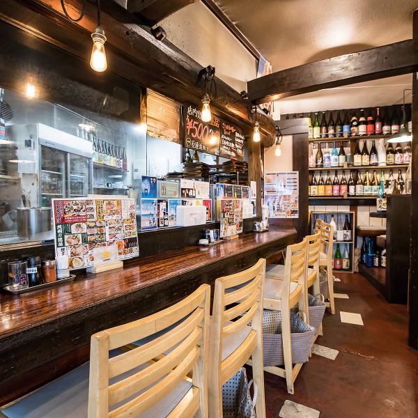 店内は木を基調とした温もりを感じられる、落ち着いた雰囲気です。また店内に8インチシングルのディスプレイもご用意しております!店内で流れるBGMも90年代の懐かしい曲が流れています♪