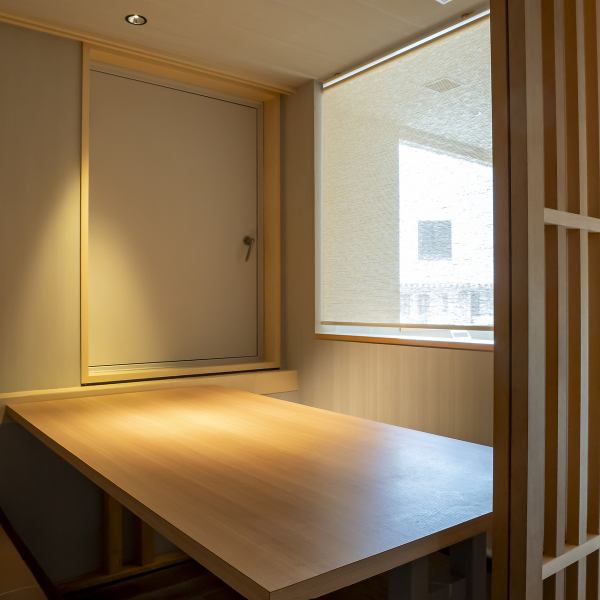 【プライベート個室】各種宴会にぴったりなテーブル個室ご用意！！大小様々な個室をご用意しております。宴会、女子会、忘新年会など幅広くご対応いたします。大人数宴会などご要望くださいませ。【三宮 居酒屋 個室 海鮮 寿司 三ノ宮 貸切 夜景 肉 食べ放題 飲み放題 忘年会 新年会 歓迎会 送別会】　