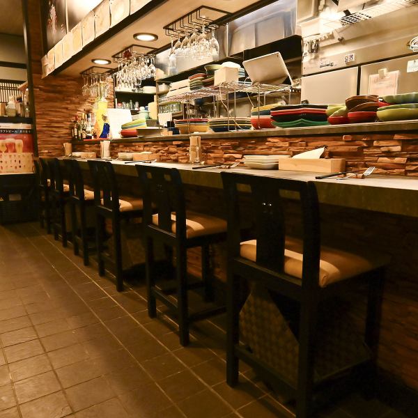 ゆったりとしたカウンター席は全10席。デートや記念日など少人数でのご利用におススメです♪