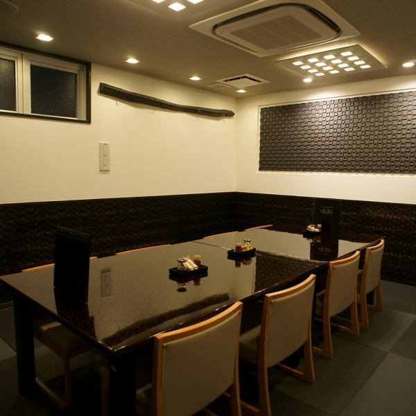 ３階建ての『鰻若松』の外観と客席は、鰻屋と思えないほど、白と黒を基調とした清潔感のある和風モダンな雰囲気が特徴となっております。一級建築士の資格を持つオーナー自らが考え抜いたこだわりの空間です。