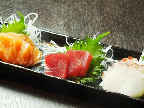Three kinds of sashimi serving