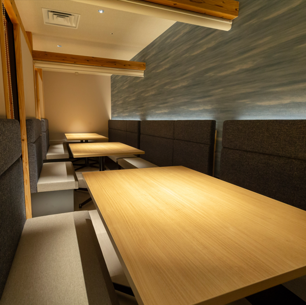 【最少4名様～最大18名様まで個室ございます◎】個室は全3部屋。4名×2部屋と6名×1部屋。個室はすべて連結可能となっておりますので、最大18名様まで対応可能です。ご予約は最少4名様～可能です。