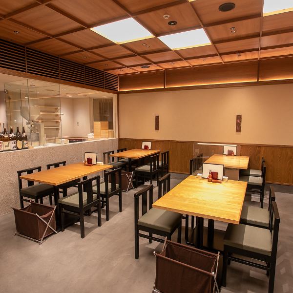 A Japanese-style space where you can feel the warmth of wood! You can use it in a wide range of scenes such as table seats and tatami mat seats according to the number of people.