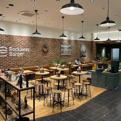 酒々井プレミアムアウトレット内にオープンしたハンバーガー専門店【ロッカウェイバーガー】。80年代のアメリカをイメージした賑やかな店内は、アンティーク調の家具を設置し非日常的な空間を演出しています。