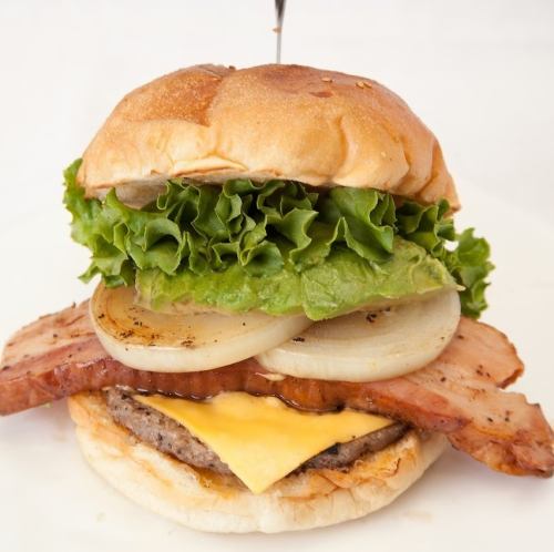 アボカドベーコンビーフバーガー