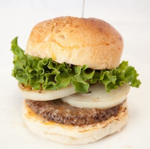 ボリューム抜群のハンバーガー