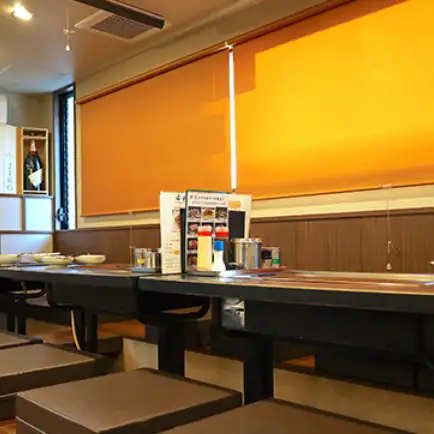 靴をぬいでくつろげる対応の掘りごたつ！仲間と飲み会にも使える！上司を連れての宴会にも！お子様連れのご家族にも！【あじくらや】は、シンプルかつモダンで心地よい広々空間♪大きな窓から温かい光が差し込み、アットホームな雰囲気の中でリラックスしたひとときをお過ごしいただけます！