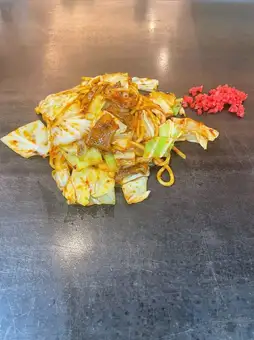 焼きそば　　豚　キムチ　油かす/ラー油焼きそば（いか　豚　ねぎ）