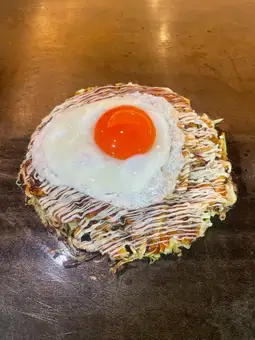 大阪焼　あじくらやスペシャル（いか　豚　すじ　こんにゃく　赤鶏卵目玉焼き）