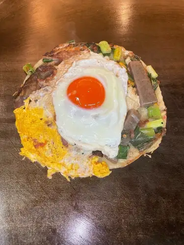 ねぎ焼　　あじくらやスペシャル（いか　豚　すじ　赤彩卵目玉焼き）
