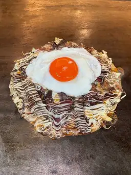 洋食焼　　あじくらやスペシャル（いか　豚　すじ　こんにゃく　赤彩卵目玉焼き）