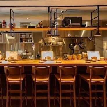 【創作料理の饗宴！】多国籍の料理を楽しめる当店では、和風、フレンチ、イタリアンの創作料理を取り揃え、旬の食材を使用しています。特にお魚をメインにした料理は、相性の良いお酒や新鮮な野菜と共に提供。多彩な味わいを通じて、食の旅をお楽しみいただけます。